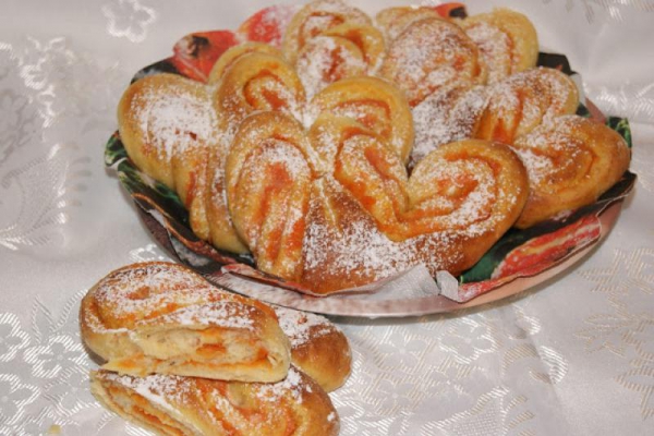 Drożdżówki z dżemem marchewkowym