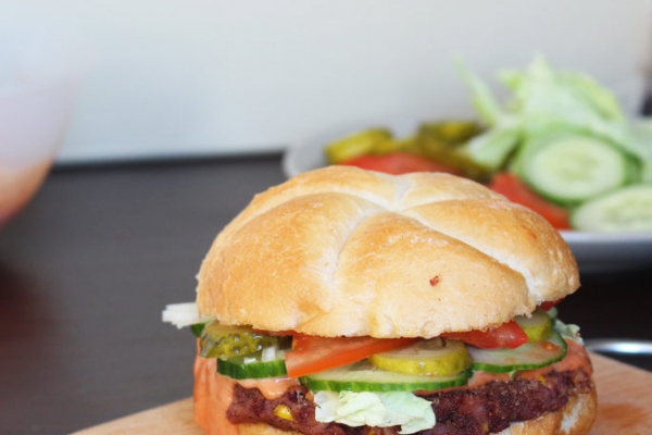 Burgery z czerwonej fasoli z kukurydzą – świeże burgery