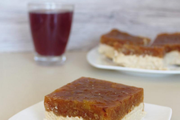 Ciasto bez pieczenia z rabarbarem i kremem z kaszy jaglanej