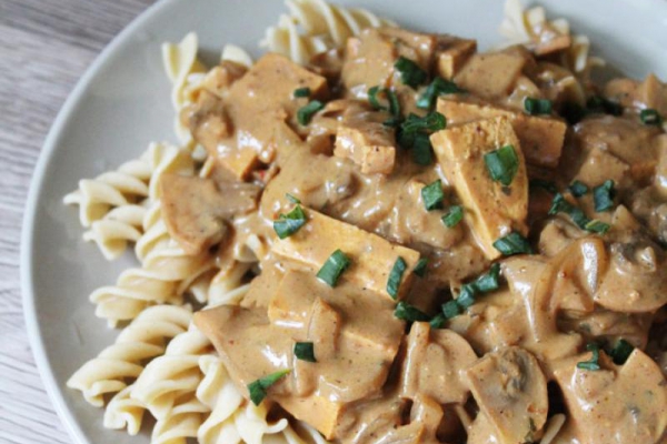Makaron z sosem z tofu i pieczarek