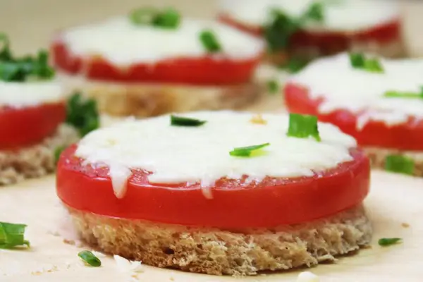 Zapiekane pomidory z mozzarellą – szybka przekąska na imprezę i grilla