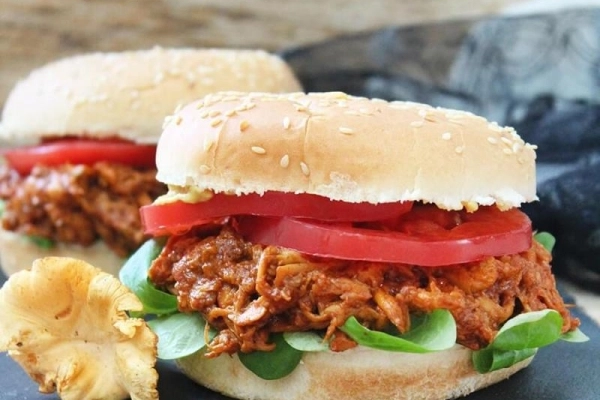 Wegański burger BBQ z szarpaną „wieprzowiną” z kurek lub z boczniaków