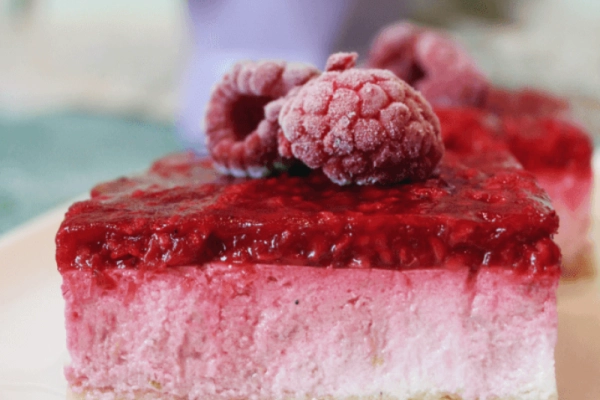 Ciasto malinowe bez pieczenia – ciasto z kwaśną śmietaną
