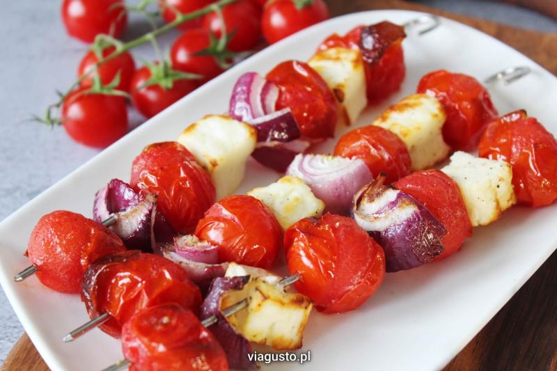 Szaszłyki z halloumi i pomidorkami