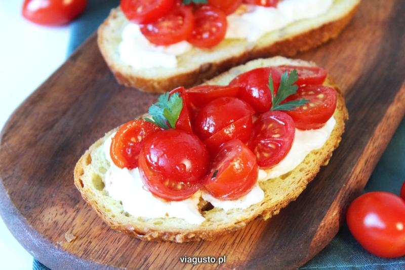 Bruschetta z burratą z pomidorkami