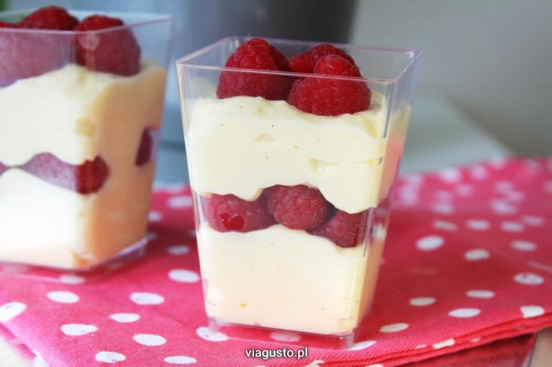 Deser z malinami i kremem Patissiere
