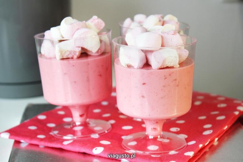 Różowy deser z piankami marshmallow