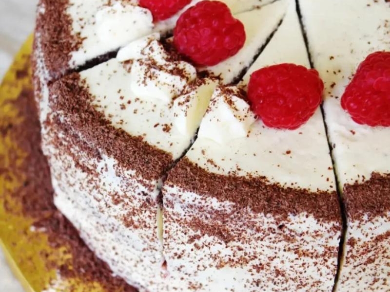 Tort malinowy z frużeliną