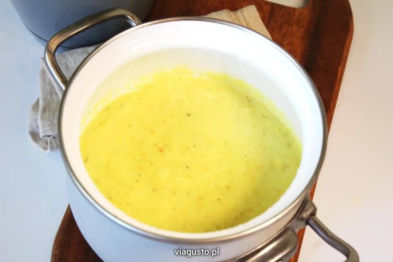 Zupa porowa z serkiem topionym