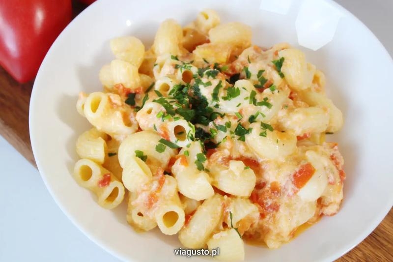 Makaron z burratą i pomidorami