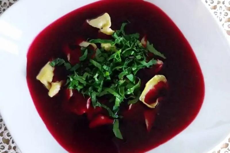 Barszcz z pieczonych buraków z malinami