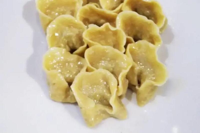 Uszka z mąki orkiszowej z kasztanami