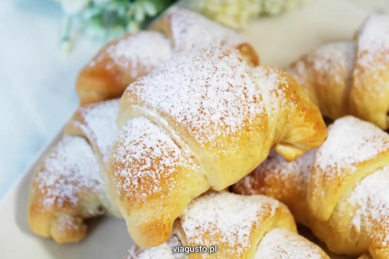 Rogaliki z serem i jabłkami (drożdżowe)