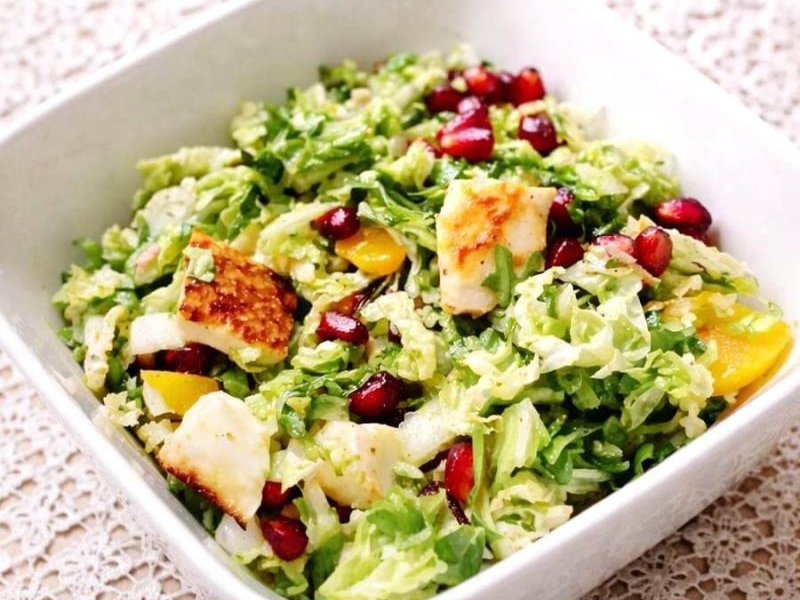 Sałatka z halloumi i brzoskwiniami