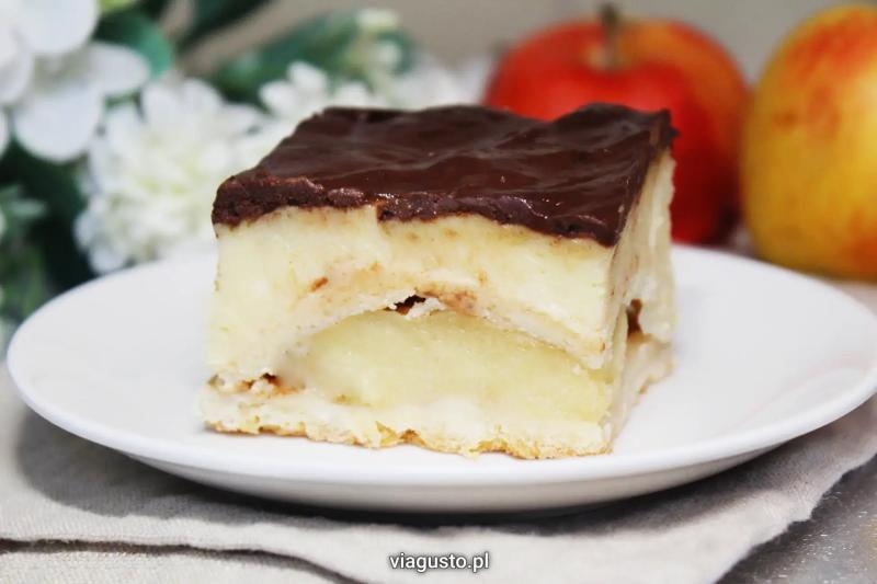 Ciasto z połówkami jabłek z budyniem