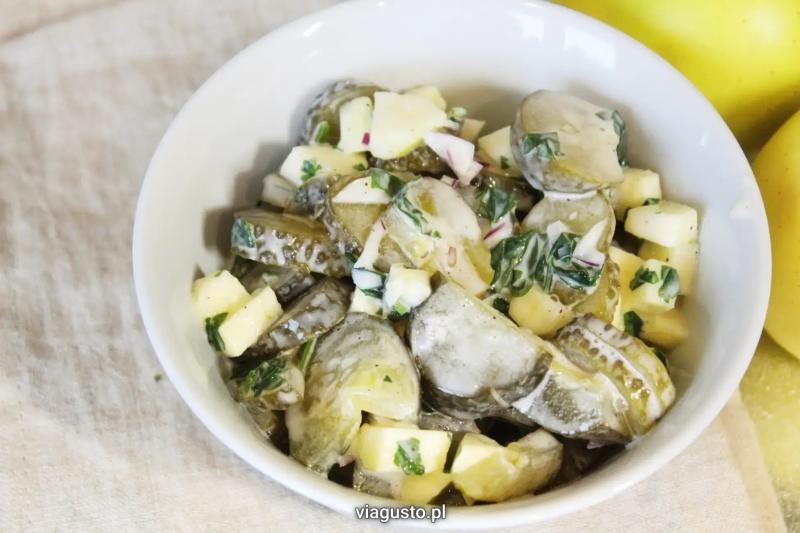 Surówka z ogórków kiszonych