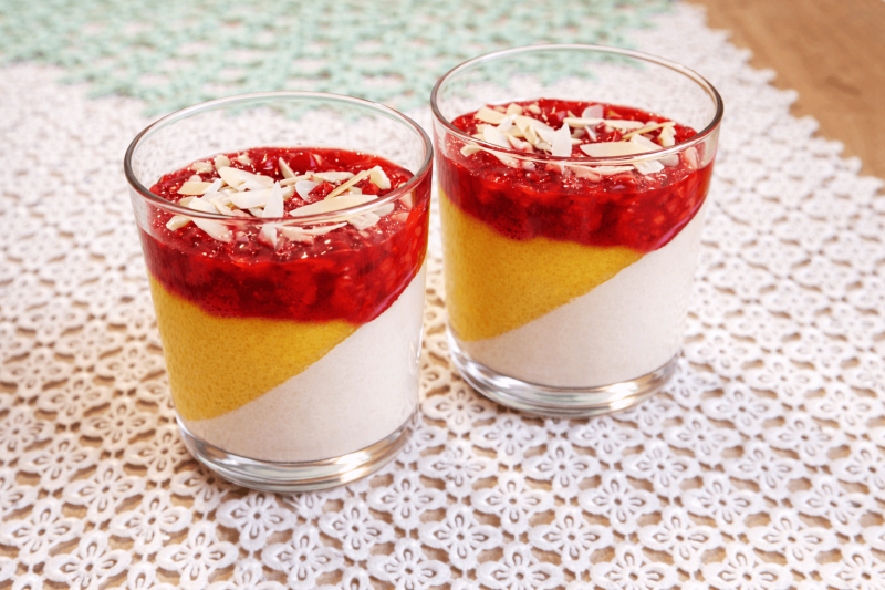 Deser z mango i malinami