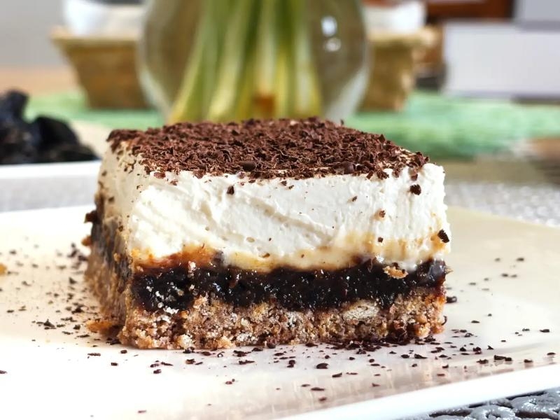 Ciasto ze śliwkami kalifornijskimi (bez pieczenia)