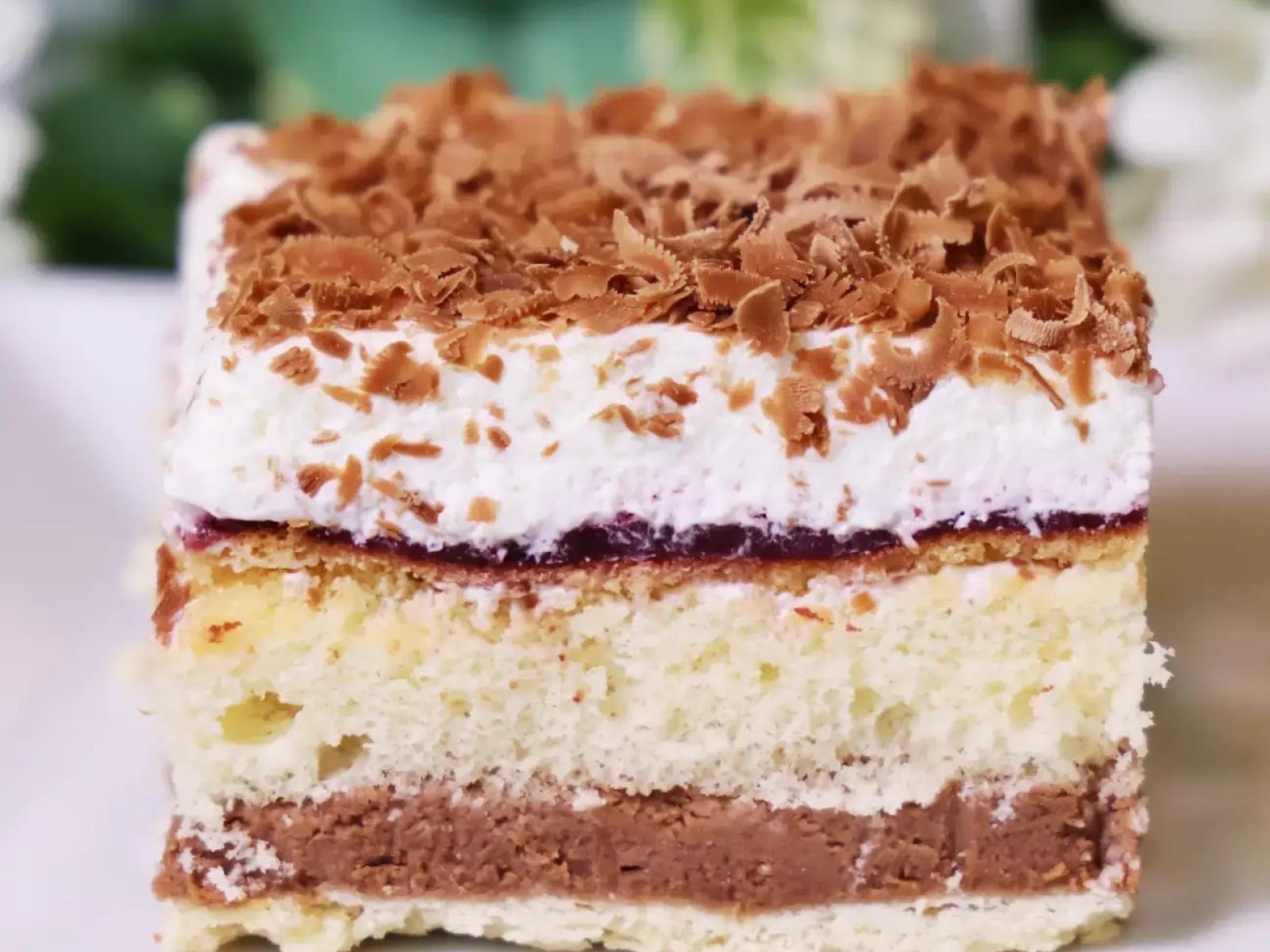 Ciasto przekładane kremem czekoladowym z dżemem i bitą śmietaną