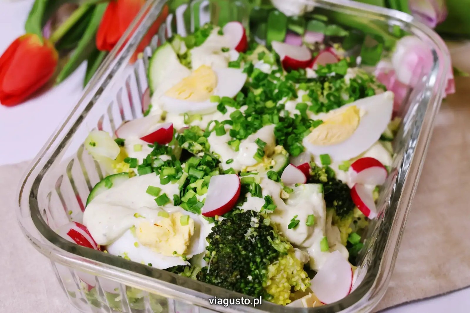 Sałatka wiosenna z brokułem, rzodkiewką i ogórkiem