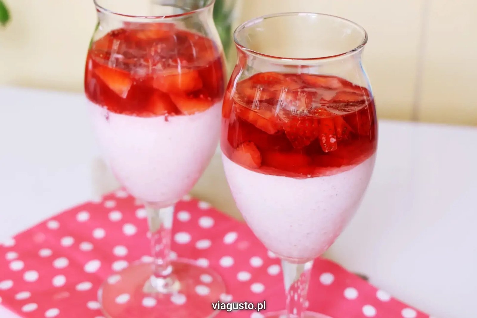 Pucharki z truskawkami