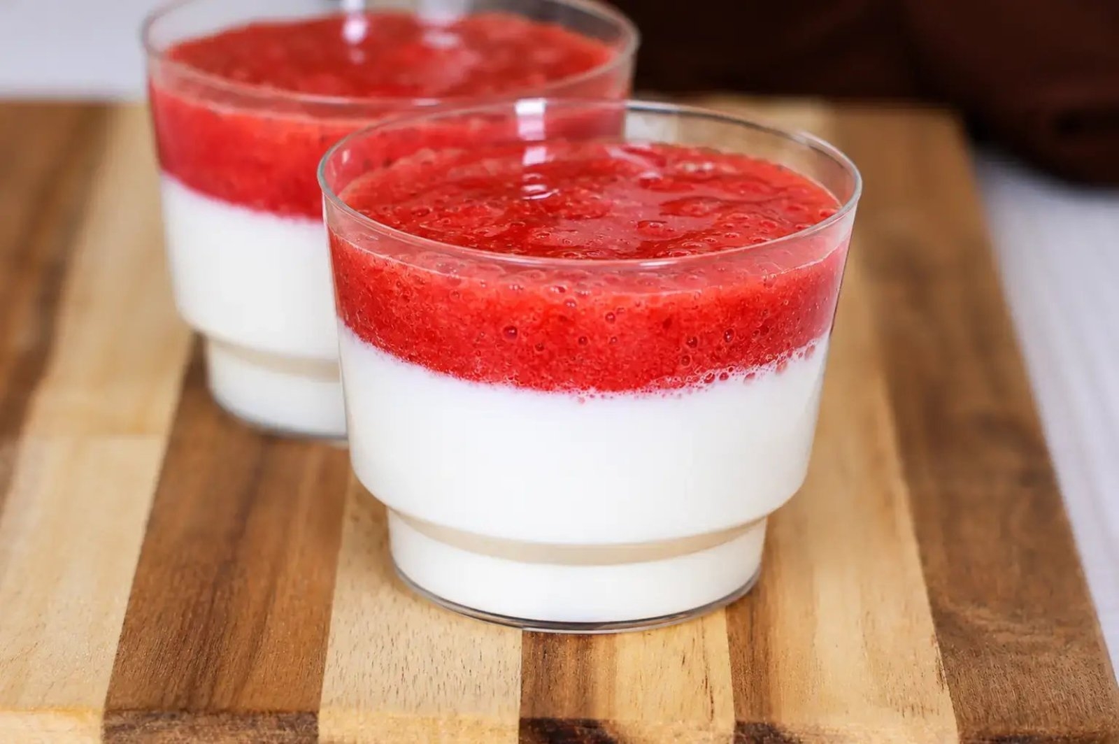 Mini deserki panna cotta w kubeczkach