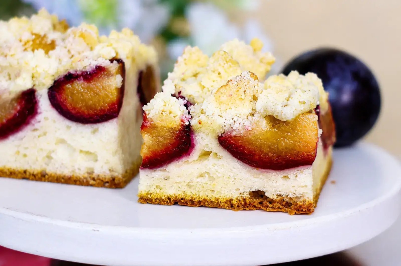 Mięciutki placek drożdżowy ze śliwkami i kruszonką