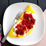 Omlet z truskawkami