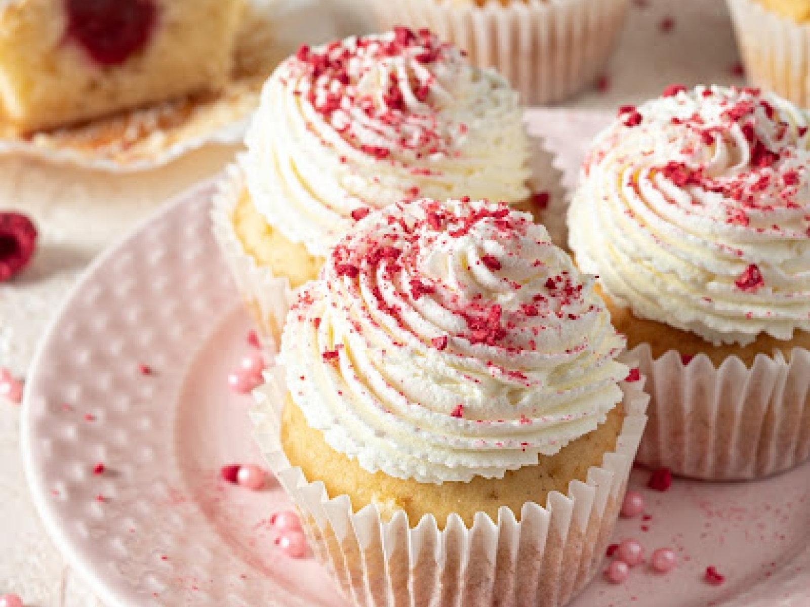 Babeczki waniliowe z dżemem malinowym i bitą śmietaną