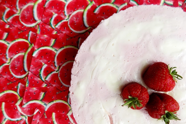 Ciasto idealne na upalne dni- truskawkowy jogurtowiec bez pieczenia