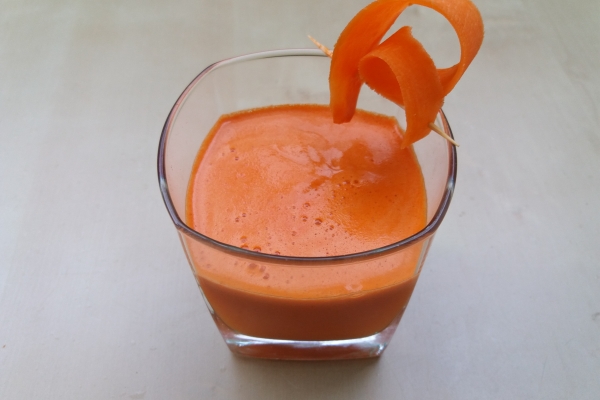 Wzmacniający napój z marchewki i miodu