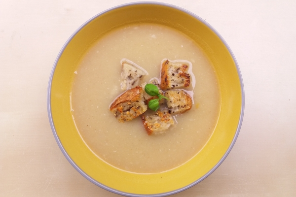 Pyszna zupa czosnkowa bez śmietany i mleka