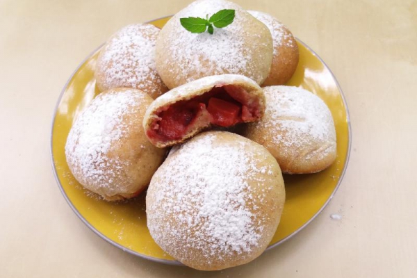 Mini drożdżówki z truskawkami