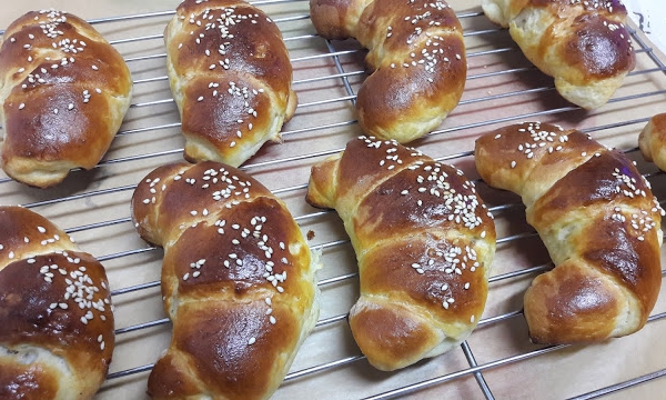 Rogaliki drożdżowe z marmoladą