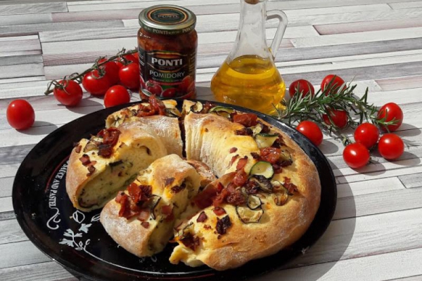 Rolowana focaccia z suszonymi pomidorami