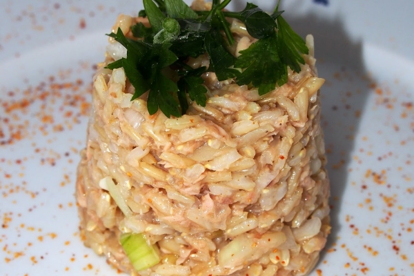 Brązowy ryż z tuńczykiem