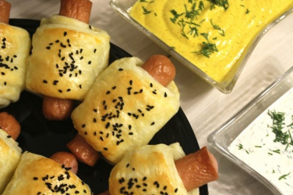 Mini hot-dogi z ciasta francuskiego z dwoma sosami