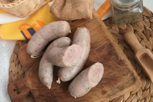 Domowa biała kiełbasa
