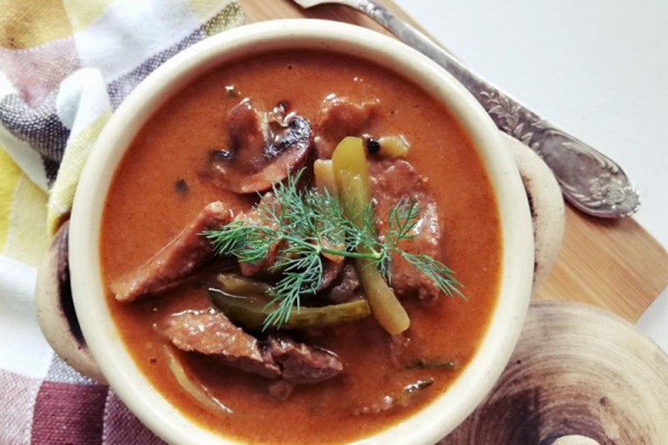 Boeuf Stroganow, pyszne danie z polędwicy wołowej.