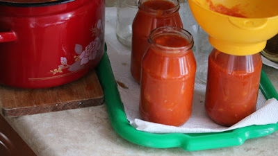 Sos pomidorowy pyszny do spaghetti lub zupy w słoikach na zimę