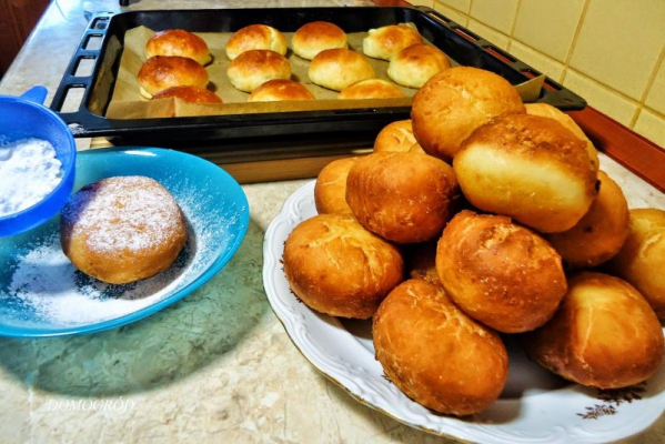 Pączki pulchne z ziemniakami i serem