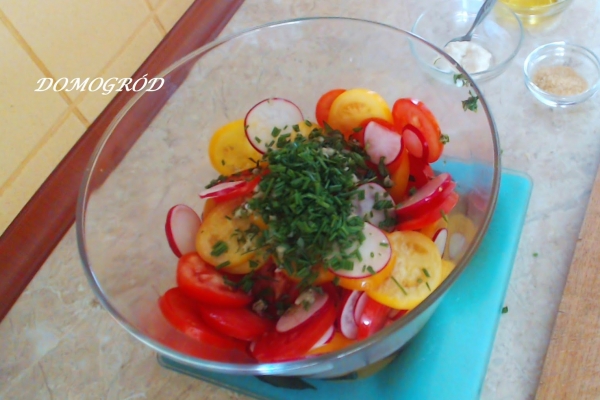 Sałatka z pomidorów i rzodkiewki świetna do obiadu