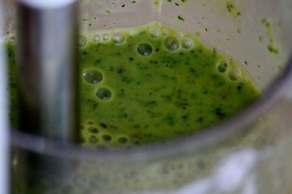 Super odżywka jogurtowa z jarmużem, brzoskwiniami minimum składników maksimum zdrowia i smaku