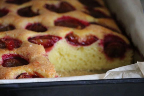 Fantastyczne ciasto ze śliwkami zrobisz szybko bez miksera