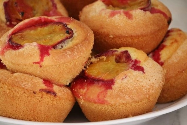 Babeczki muffinki puszyste z owocami pyszne bez miksera z najłatwiejszego ciasta babkowego
