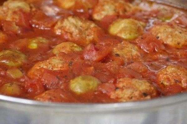 Soczyste pulpety w jarzynowym sosie pomidorowym