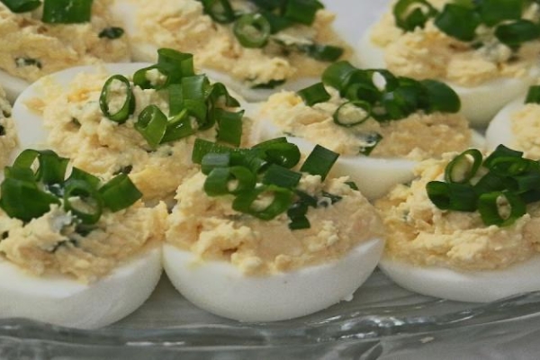 Najsmaczniejsze jajka faszerowane tradycyjnie prostą pastą chrzanową świątecznie i szybkościowo