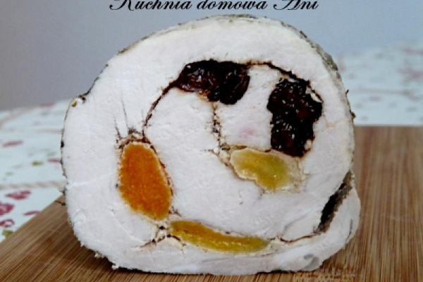 Rolada schabowa z morelami i śliwkami