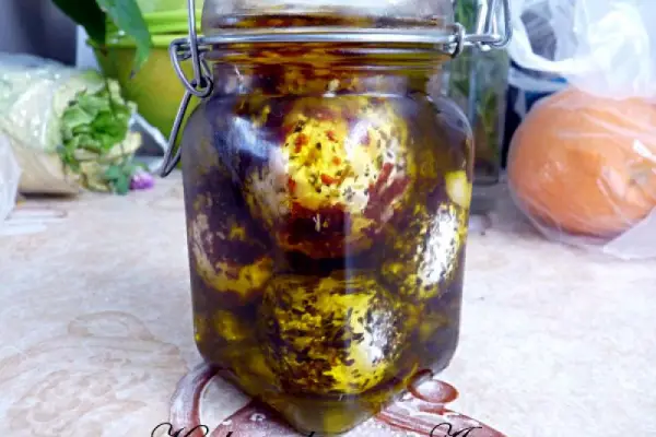 Kulki serowe lableh marynowane w oliwie i przyprawach