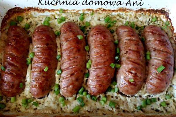 Biała kiełbasa zapiekana w sosie chrzanowym